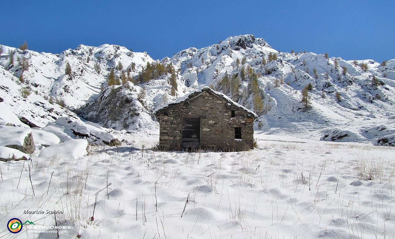 46 La Baitella in riva al Lago Rotondo....JPG